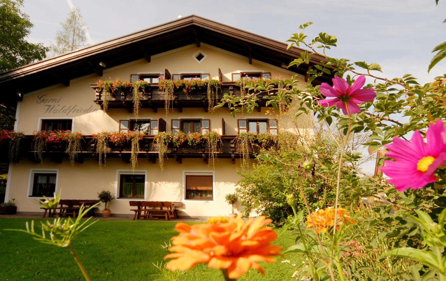 Garni Waldfrieden Hotel กัสเตลรอตโต ภายนอก รูปภาพ
